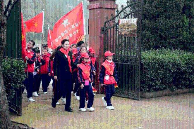 救援聪明的小女生