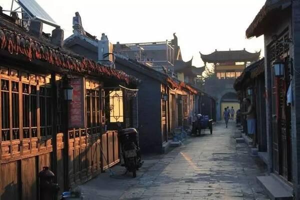 应采儿带俩儿子游乐园玩,兄弟不是双胞胎却撞脸,弟弟长发太秀气