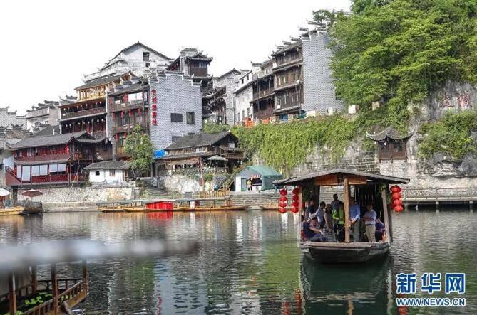结对共建办实事 安装路灯暖民心